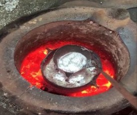 Hasil peleburan alumunium 3 Kg dengan menggunakan batubara dengan tambahan 100 ml oli bekas